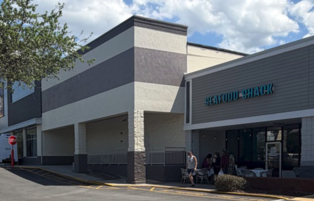 Delisle and Monahan of Island Associates renew 1,440 s/f lease to Seafood Shack Restaurant at Lake Harris Square